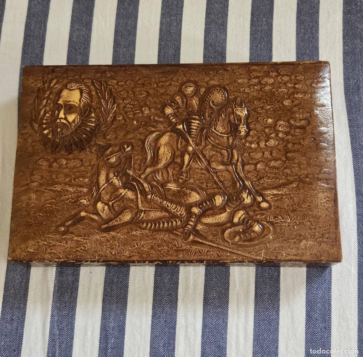 Cajas y cajitas met&aacute;licas: Caja Para Puros De Madera Forrada En Cuero Repujado Con Im&aacute;genes De Cervantes Y Don Quijote.