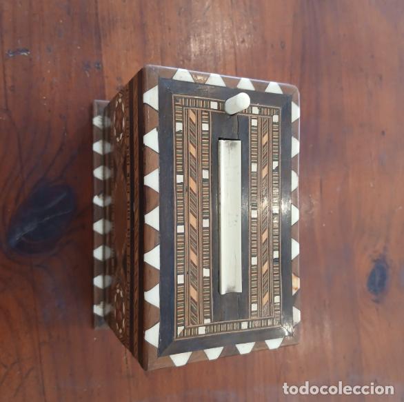 Cajas y cajitas met&aacute;licas: Preciosa caja con marqueter&iacute;a antigua para guardar cigarrillos