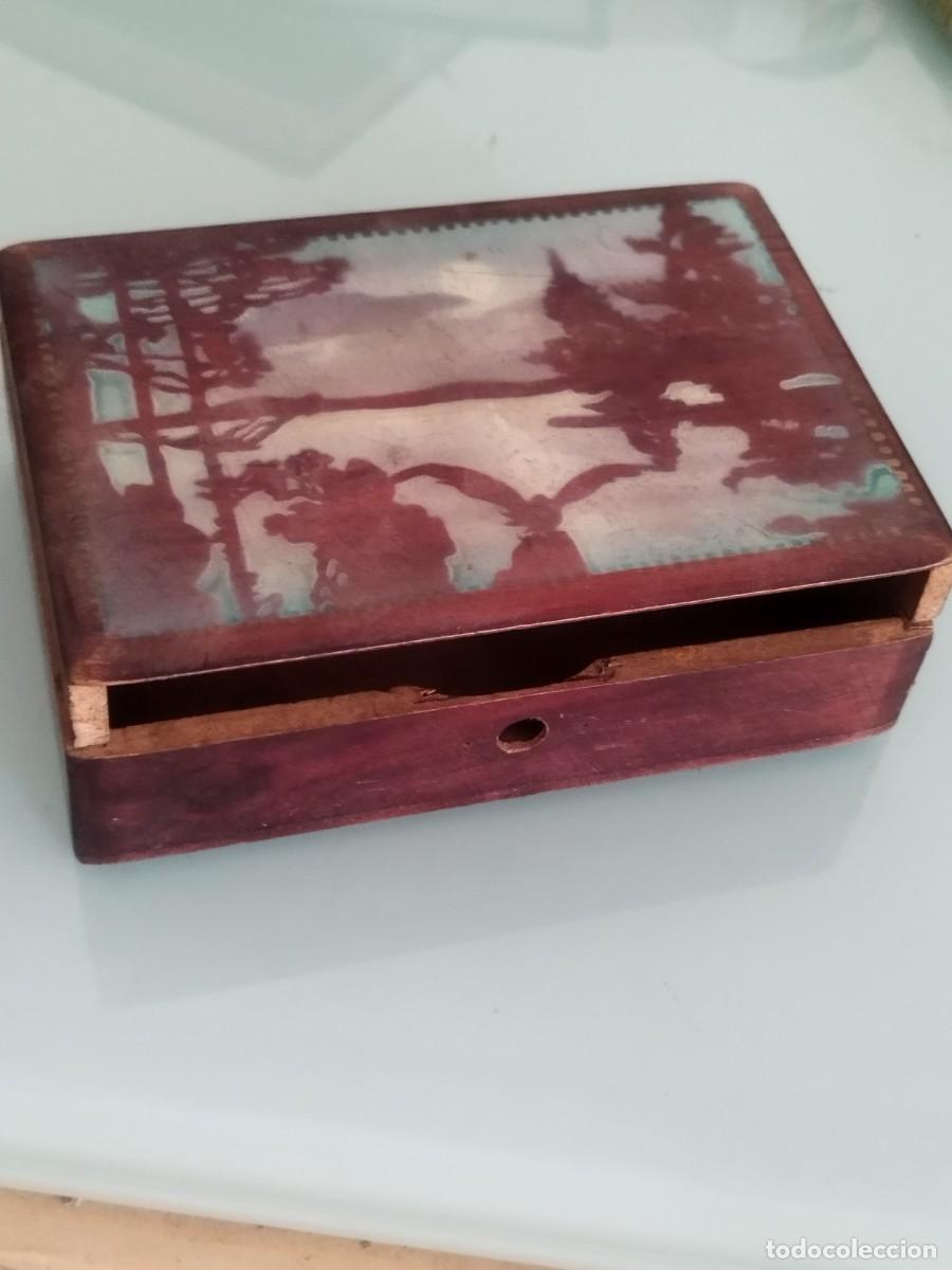 Cajas y cajitas met&aacute;licas: Antigua caja de madera a restaurar. Paisaje tipo oriental en la tapadera de la caja.