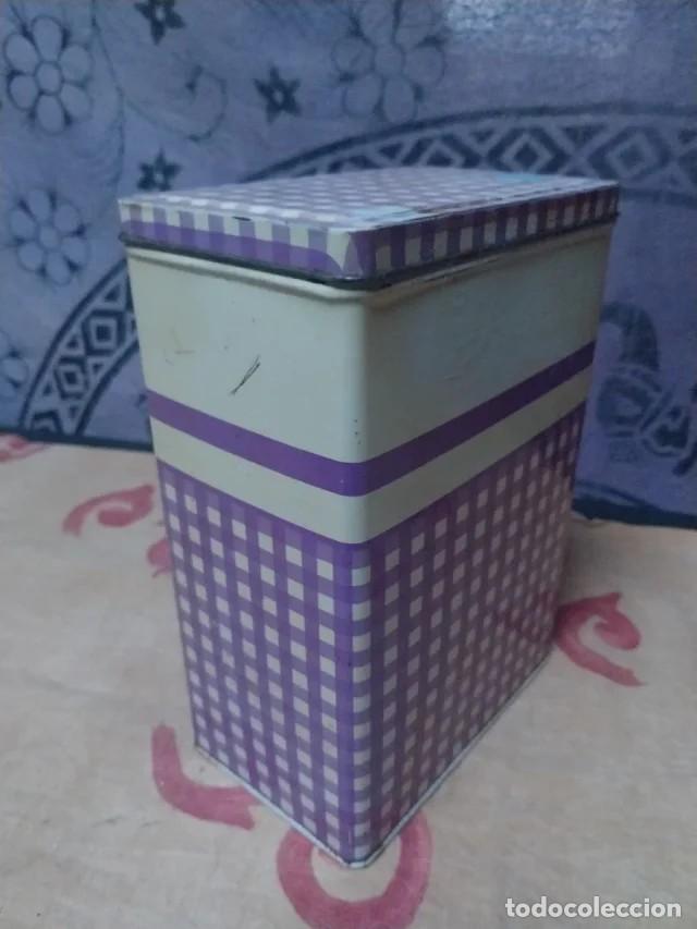Cajas y cajitas met&aacute;licas: Lata met&aacute;lica antigua Cola Cao cuadritos morados