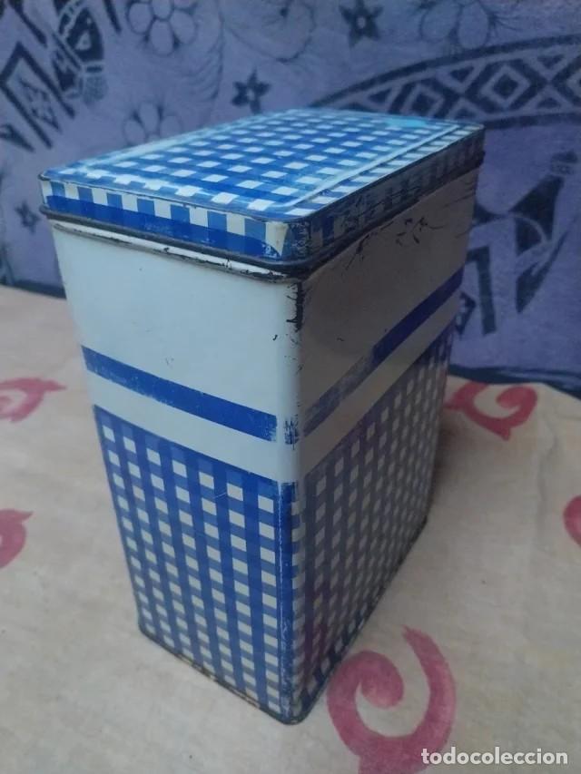 Cajas y cajitas met&aacute;licas: Lata met&aacute;lica antigua Cola Cao cuadritos azules