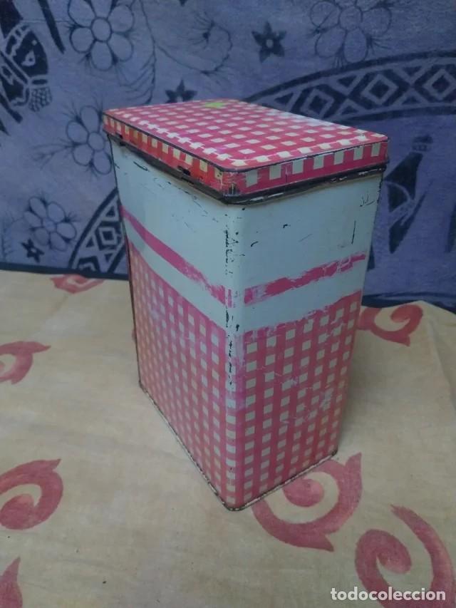 Cajas y cajitas met&aacute;licas: Lata antigua de Cola Cao cuadritos rosas vintage