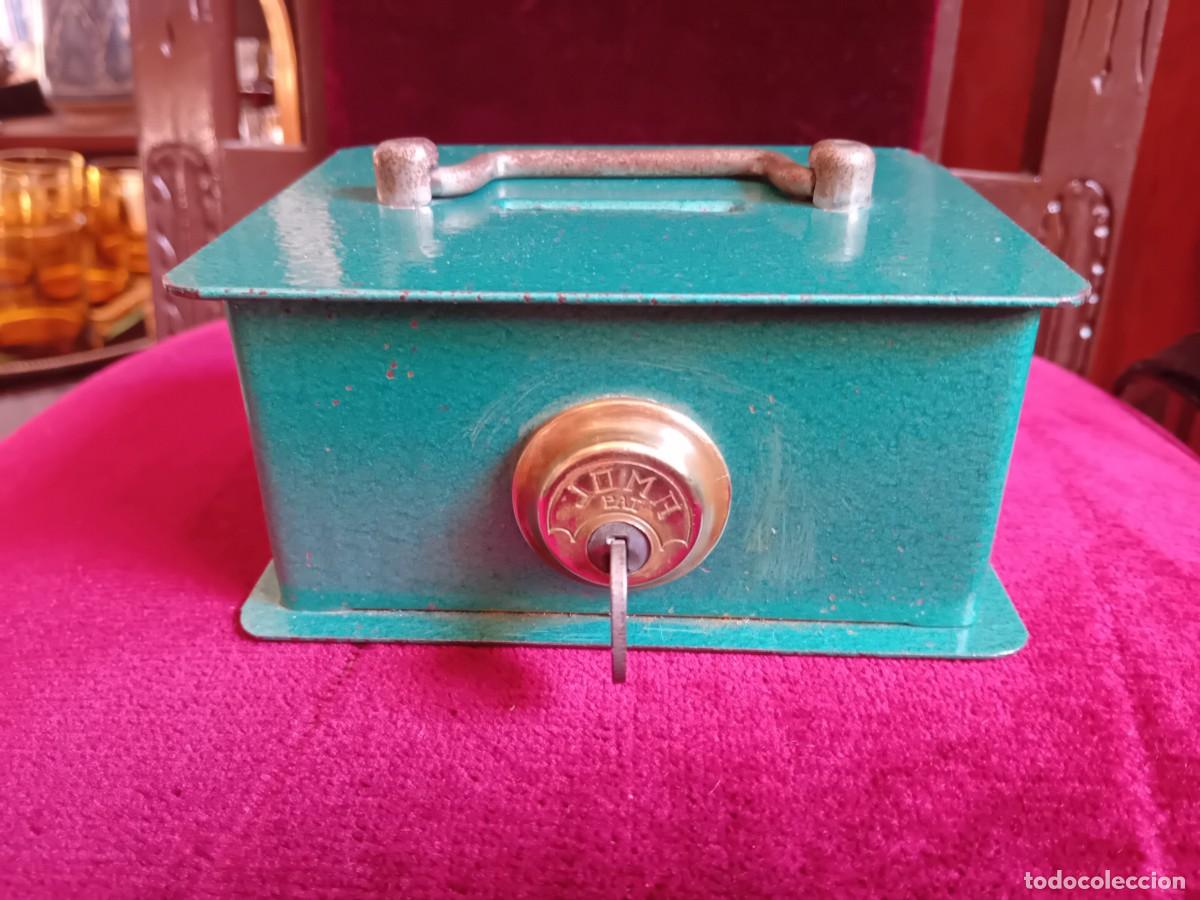 Cajas y cajitas met&aacute;licas: Caja met&aacute;lica con bomb&iacute;n de lat&oacute;n de cada de los 60