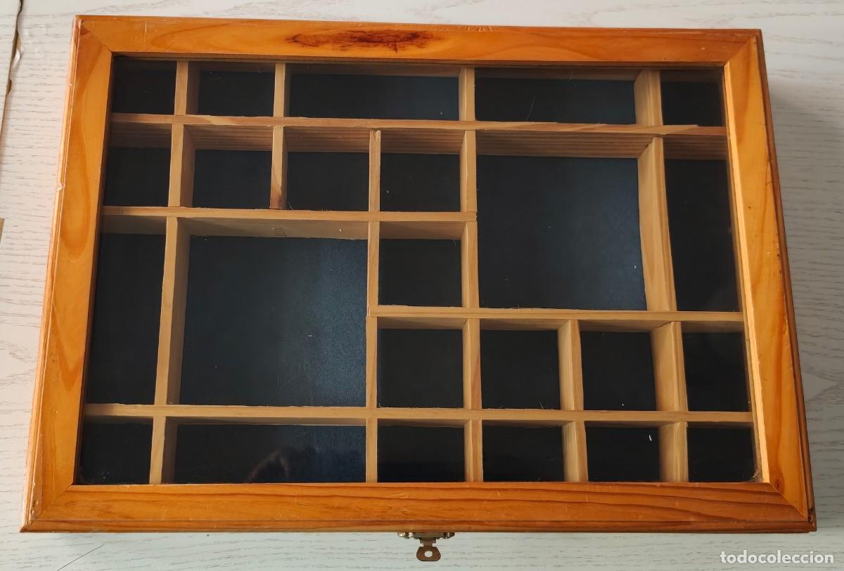Cajas y cajitas met&aacute;licas: CAJA ORGANIZADORA Y EXPOSITORA DE MADERA CON TAPA DE CRISTAL Y 24 COMPARTIMENTOS ASIM&Eacute;TRICOS