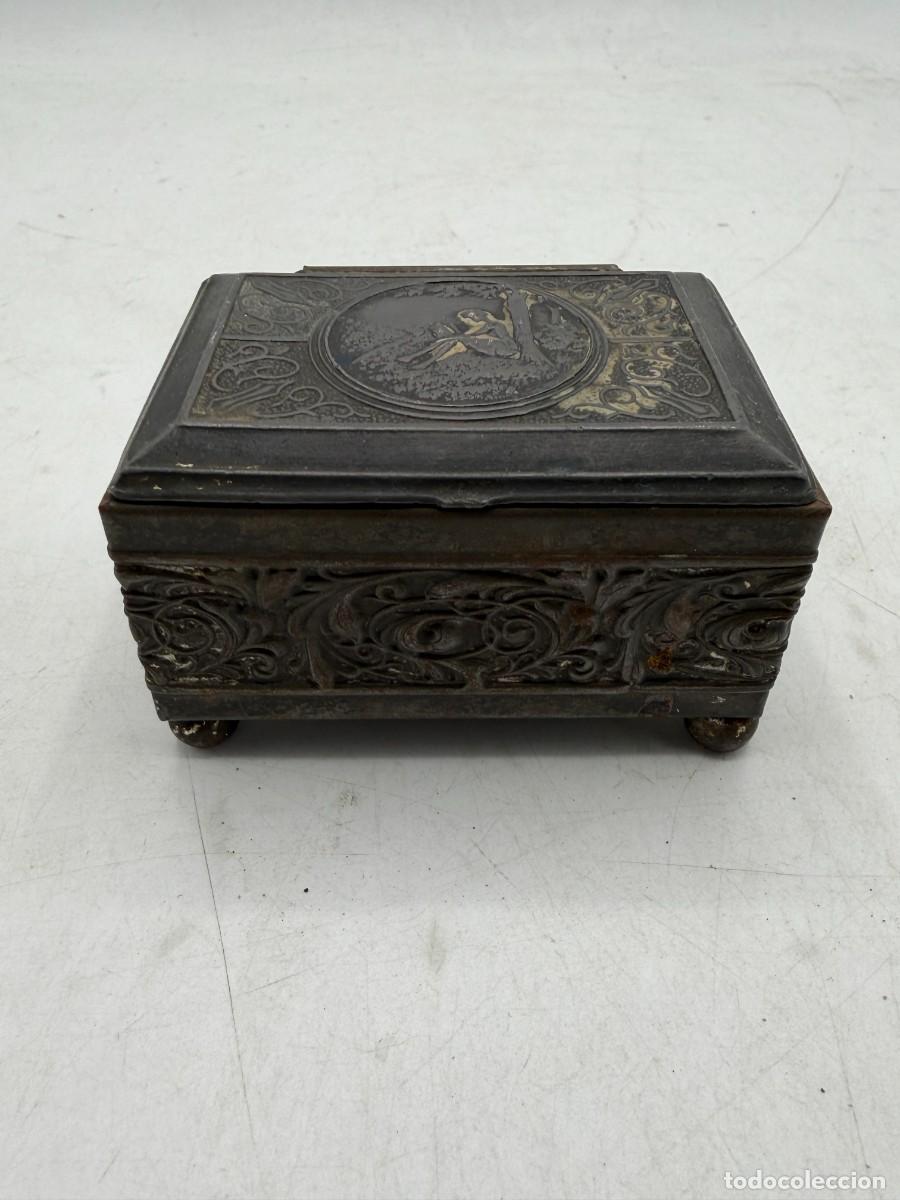 Cajas y cajitas met&aacute;licas: CAJA/COFRE JOYERO ANTIGUO DE METAL EN RELIEVE. VER FOTOS