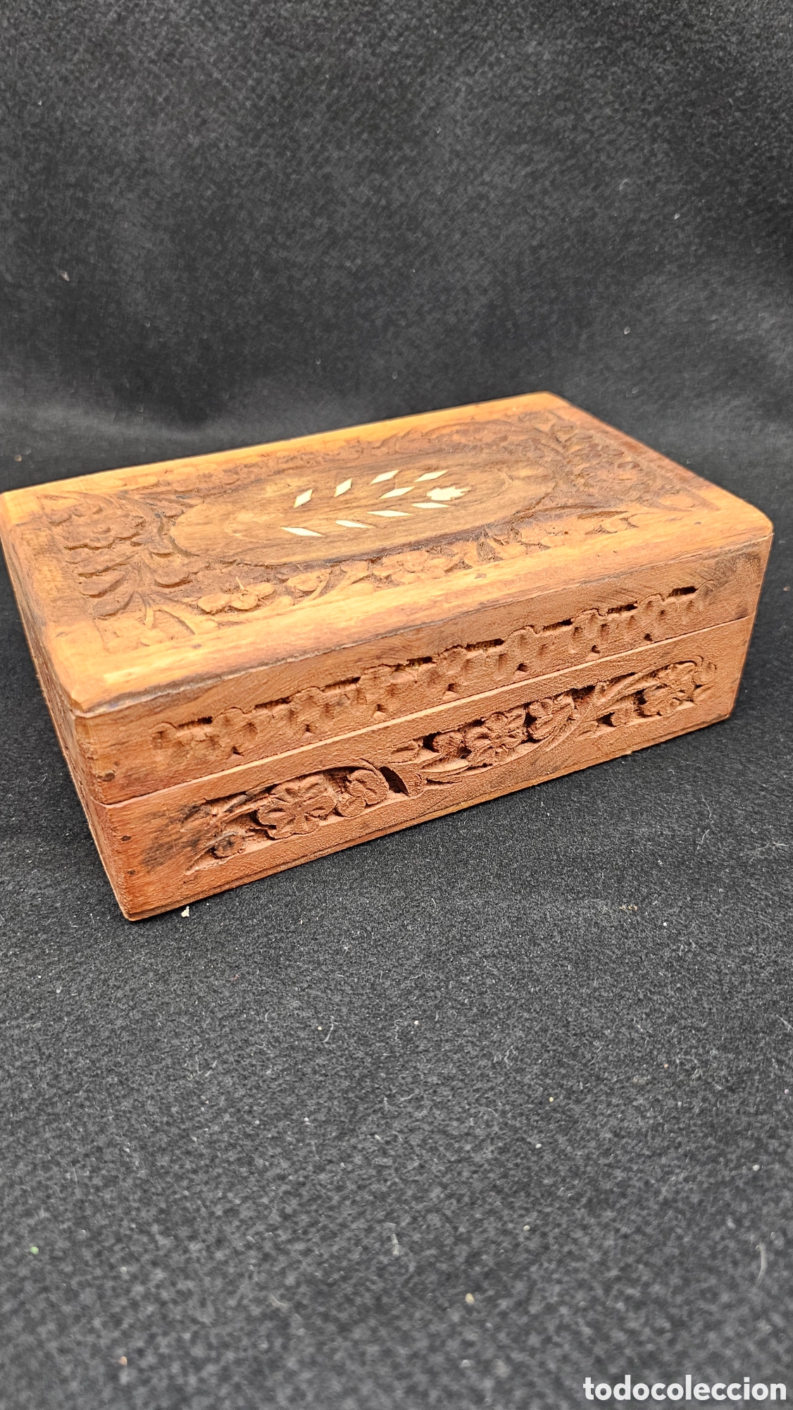 Cajas y cajitas met&aacute;licas: Caja tallada en madera con incrustaciones de hueso