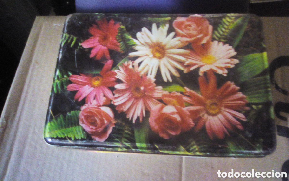 Cajas y cajitas met&aacute;licas: Caja de metal Cola-Cao. Motivos florales. A&ntilde;os 70s. Mide 21,5 x 14,5 x 9,5 cm., algunas se&ntilde;ales, ver