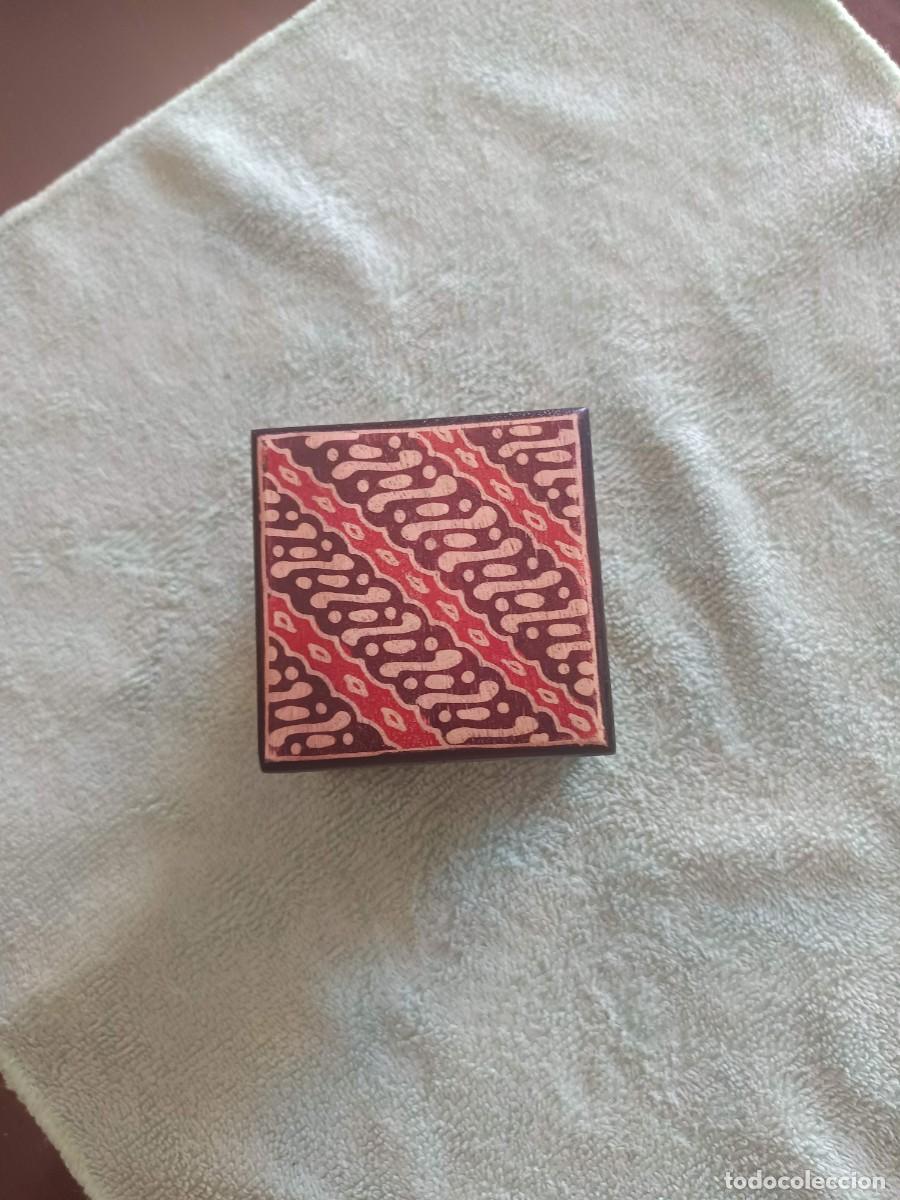 Cajas y cajitas met&aacute;licas: Caja de madera con una cubierta decorada con un dise&ntilde;o tradicional de batik indonesio