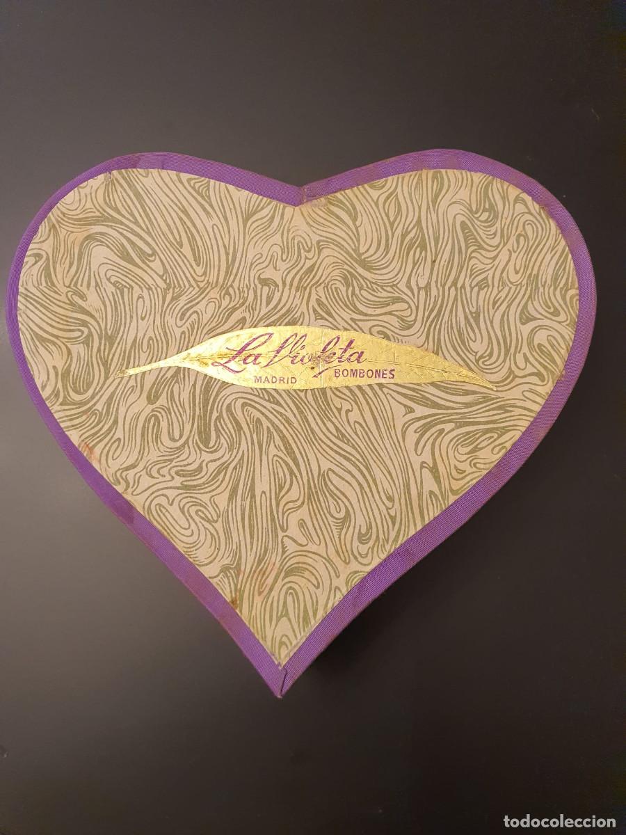 Cajas y cajitas met&aacute;licas: Caja de bombones con forma de coraz&oacute;n La Violeta Madrid