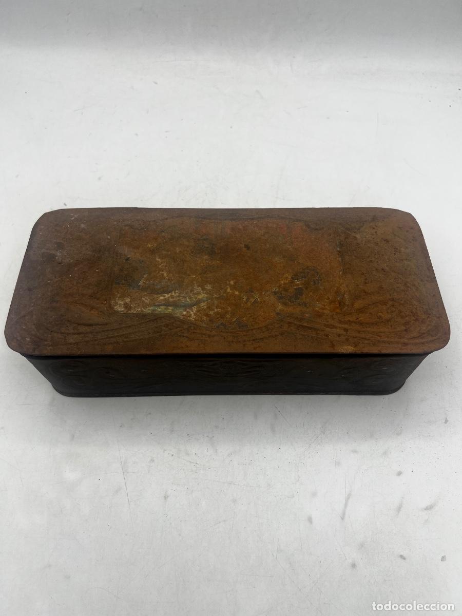 Cajas y cajitas met&aacute;licas: CAJA MET&Aacute;LICA CON RELIEVE. F. ROGER. FABRICANTE DE LIBRITOS DE PAPEL DE FUMAR.