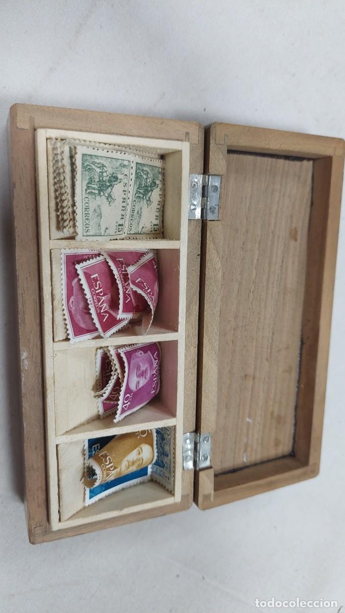 Cajas y cajitas met&aacute;licas: Antigua cajita dispensadora de sellos