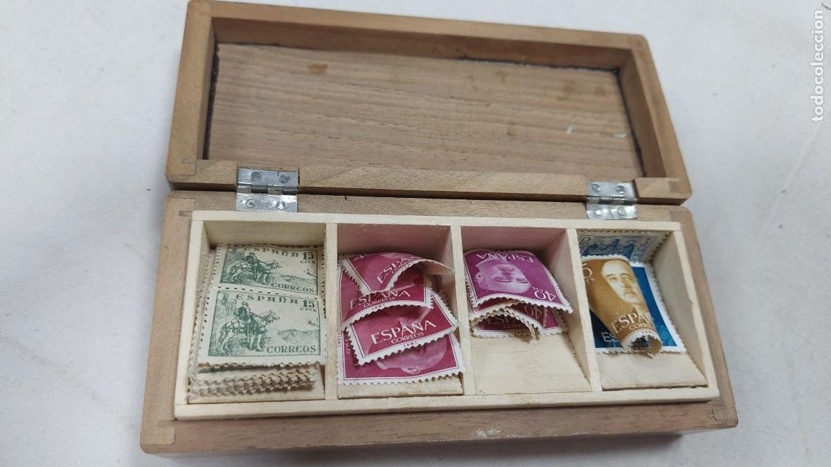 Cajas y cajitas met&aacute;licas: Antigua cajita dispensadora de sellos