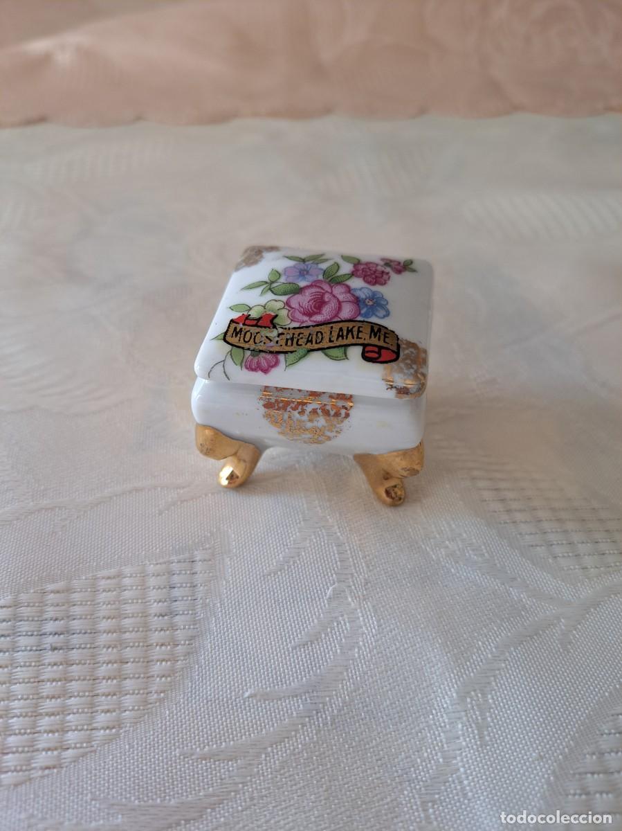 Cajas y cajitas met&aacute;licas: Precioso joyero de porcelana con patas, decorado con flores.