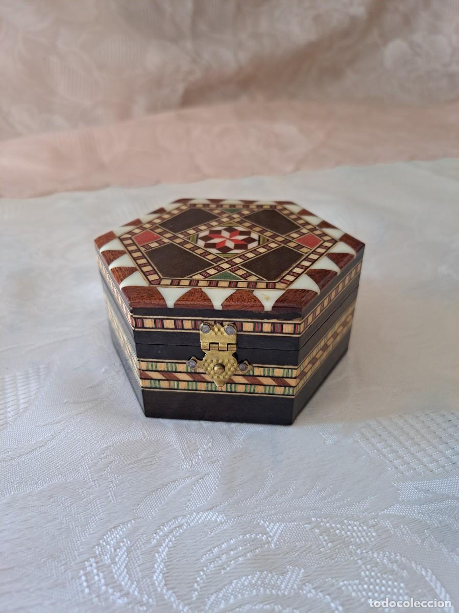 Cajas y cajitas met&aacute;licas: Preciosa caja de madera con incrustaciones, hexagonal.