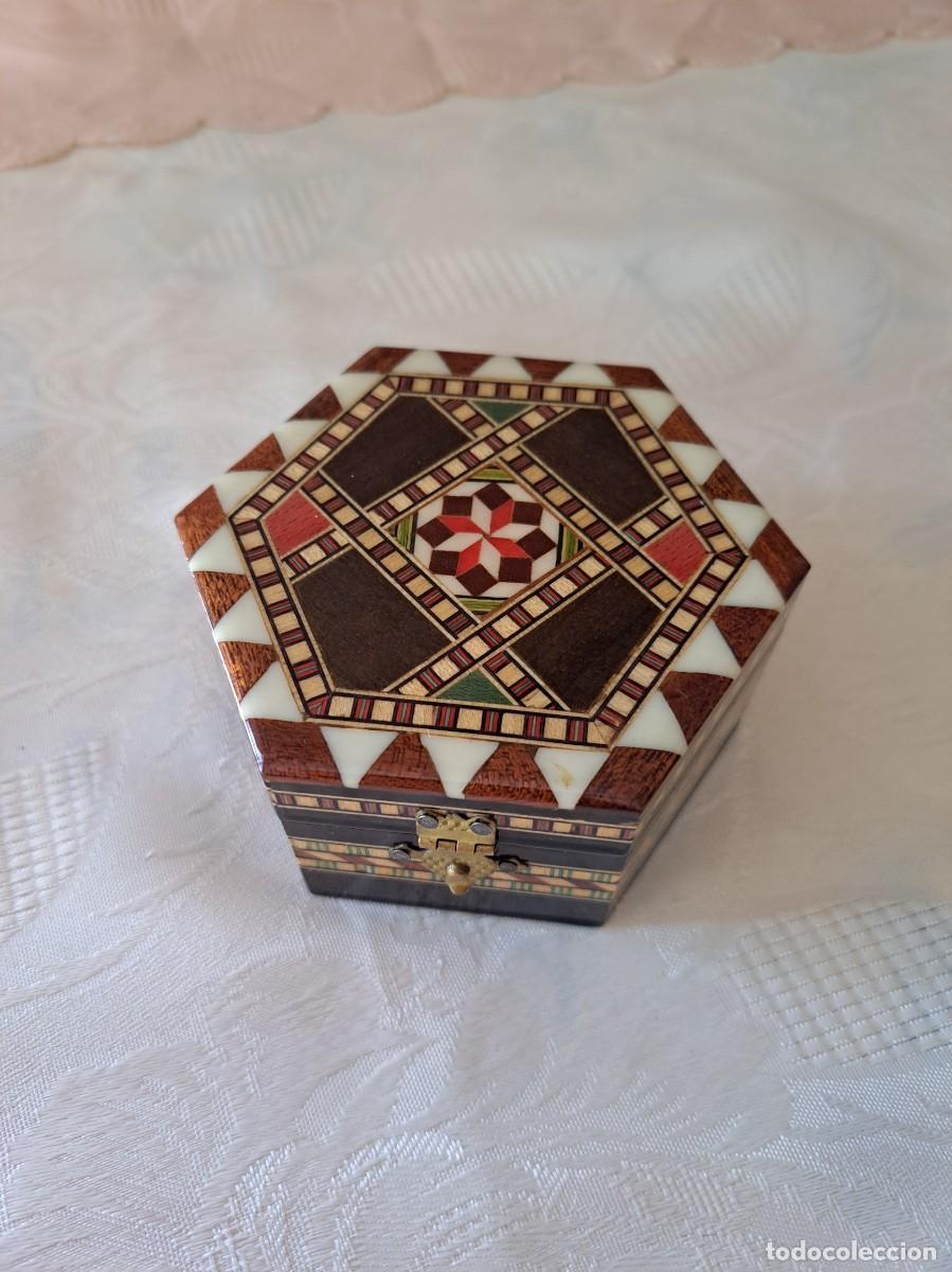 Cajas y cajitas met&aacute;licas: Preciosa caja de madera con incrustaciones, hexagonal. - Foto 2