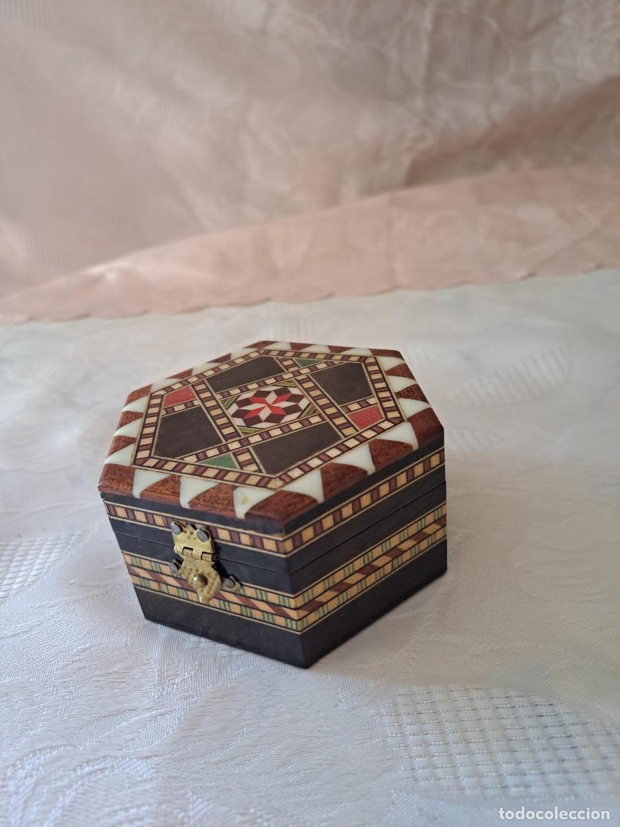 Cajas y cajitas met&aacute;licas: Preciosa caja de madera con incrustaciones, hexagonal. - Foto 3