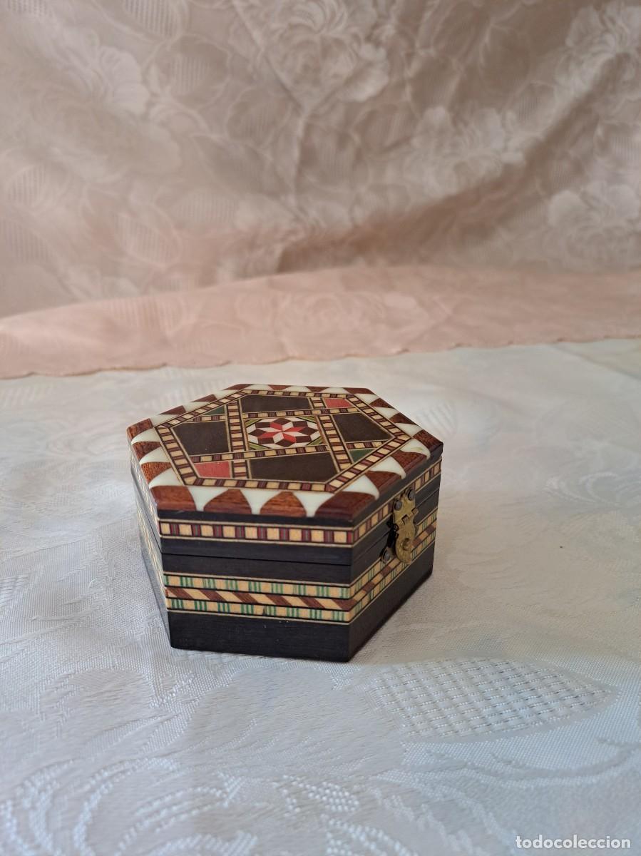 Cajas y cajitas met&aacute;licas: Preciosa caja de madera con incrustaciones, hexagonal. - Foto 4