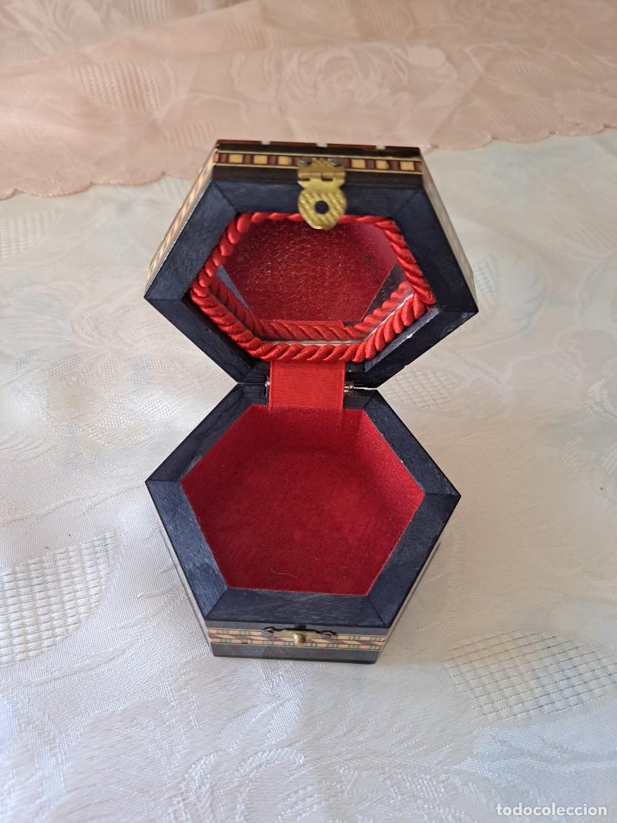 Cajas y cajitas met&aacute;licas: Preciosa caja de madera con incrustaciones, hexagonal. - Foto 6
