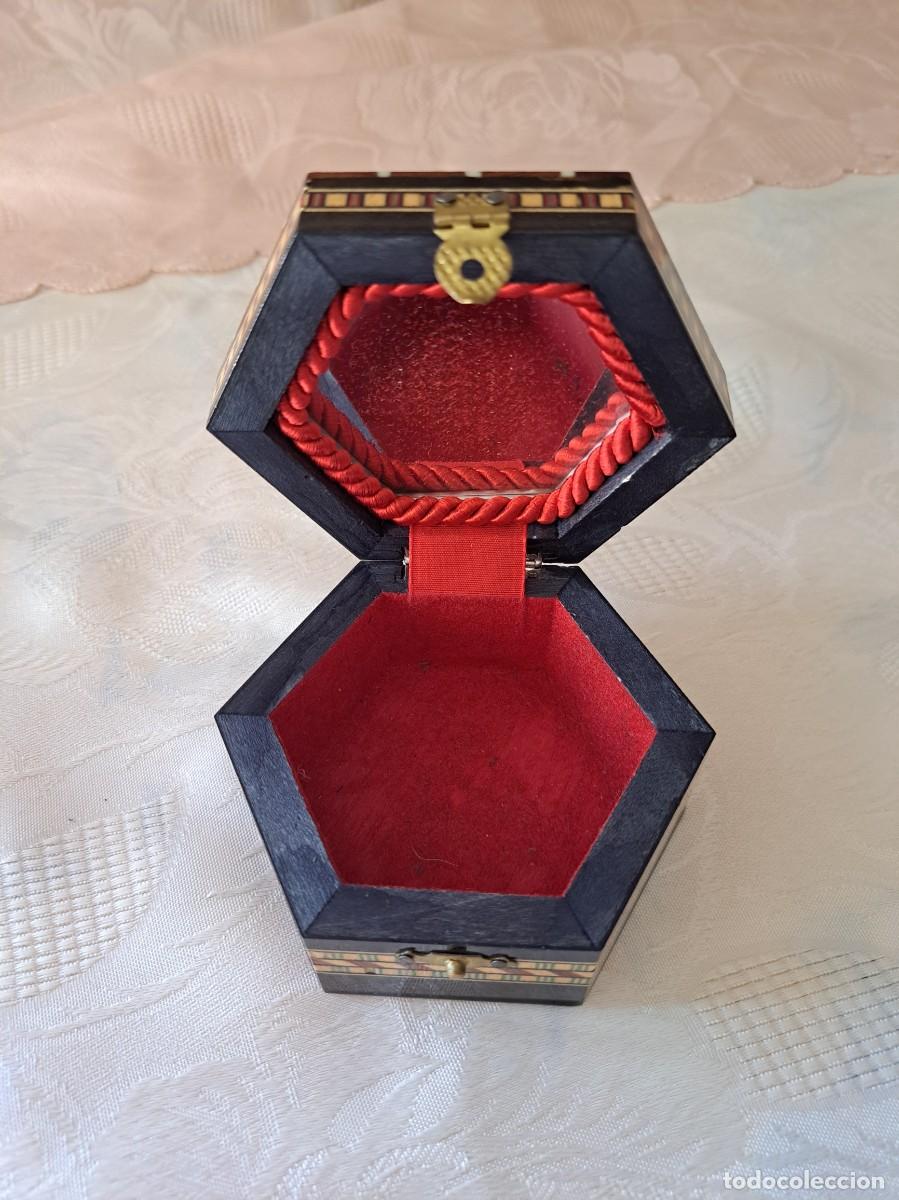 Cajas y cajitas met&aacute;licas: Preciosa caja de madera con incrustaciones, hexagonal. - Foto 7