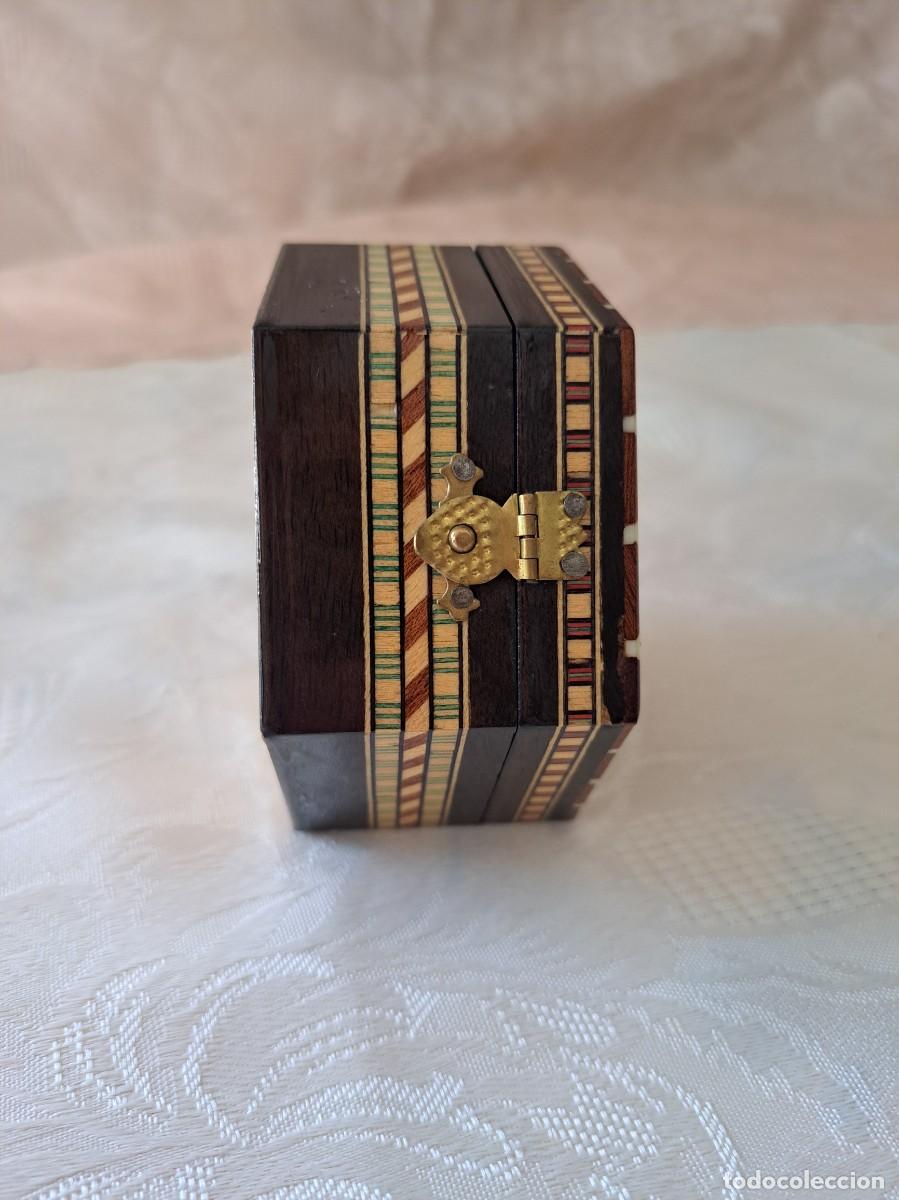 Cajas y cajitas met&aacute;licas: Preciosa caja de madera con incrustaciones, hexagonal. - Foto 8