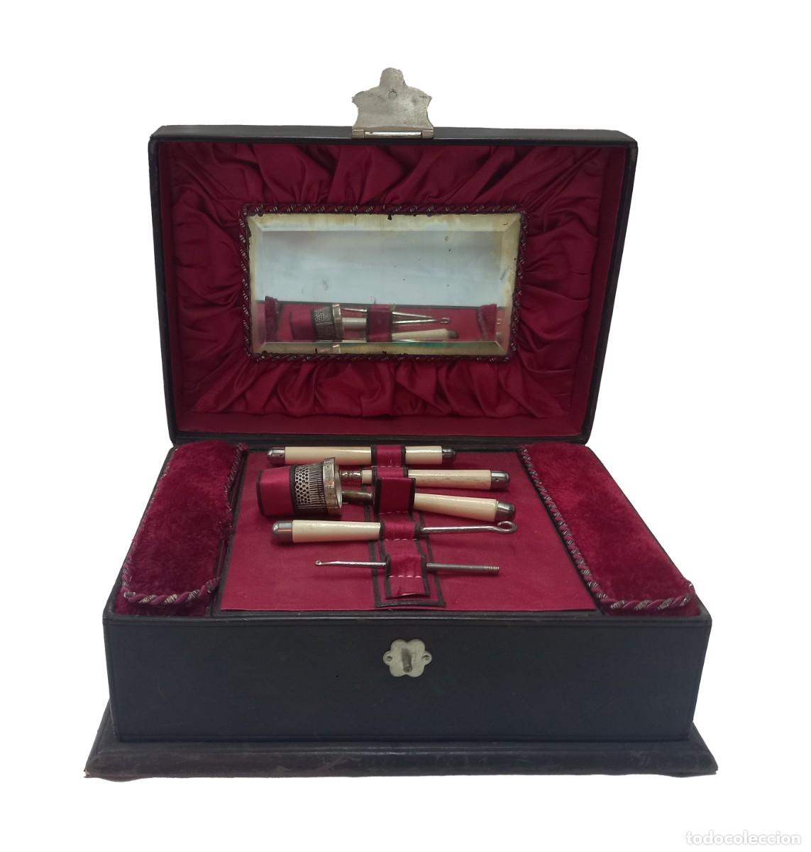 Cajas y cajitas met&aacute;licas: Caja costurero con exterior de piel e incrustaciones en hueso.