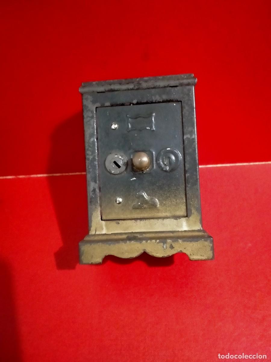 Cajas y cajitas met&aacute;licas: hucha de ahorros a&ntilde;os 50-60