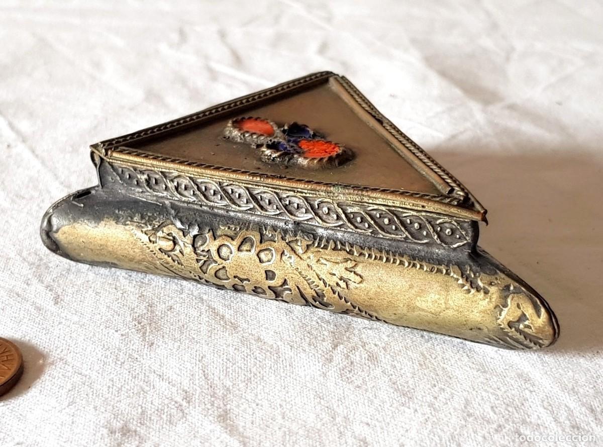 Cajas y cajitas met&aacute;licas: Caja de joyer&iacute;a triangular de metal vintage, caja para pastillas de tabaco