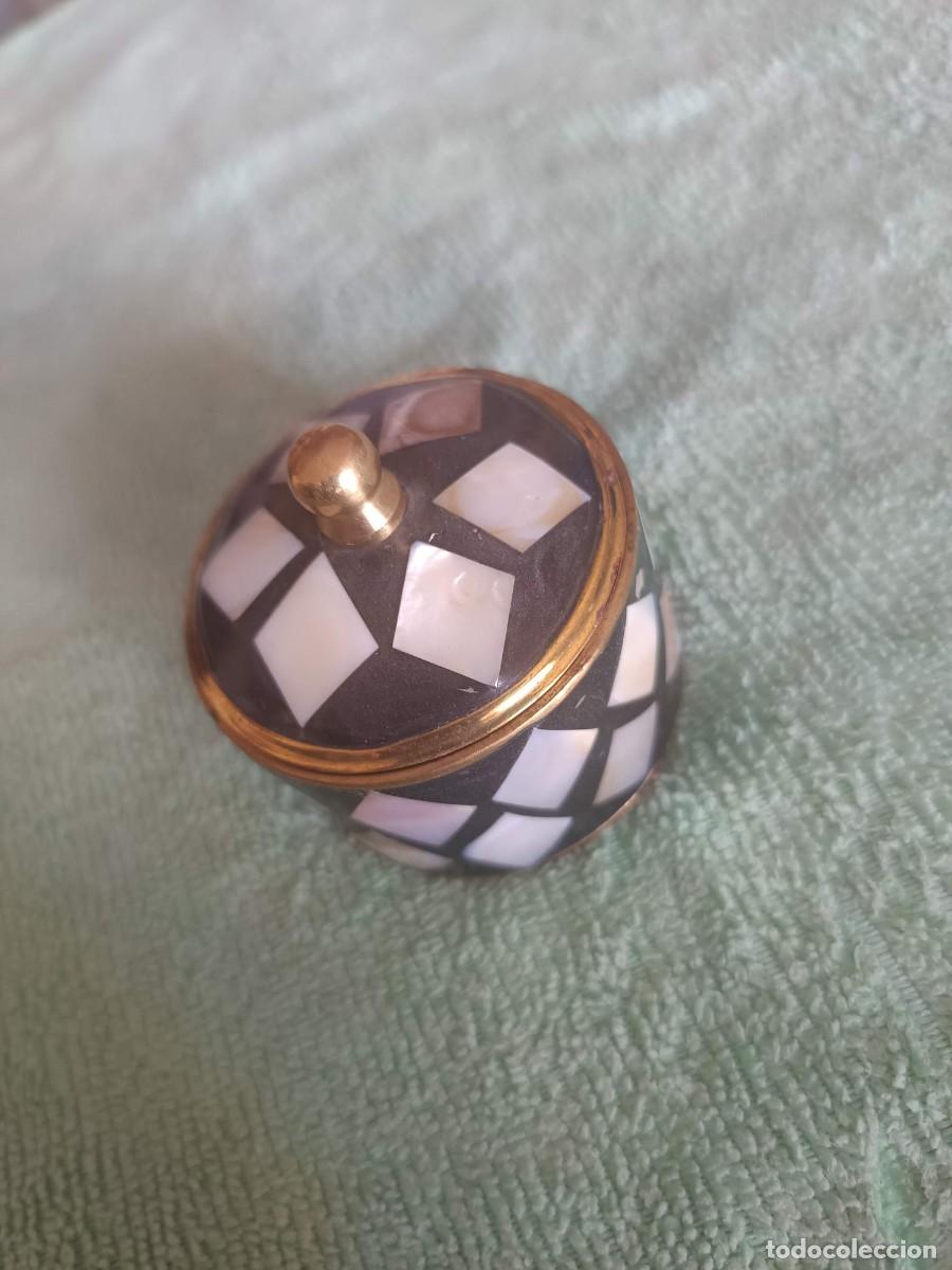Cajas y cajitas met&aacute;licas: Joyero artesanal de lat&oacute;n dorado con incrustaciones geom&eacute;tricas de n&aacute;car