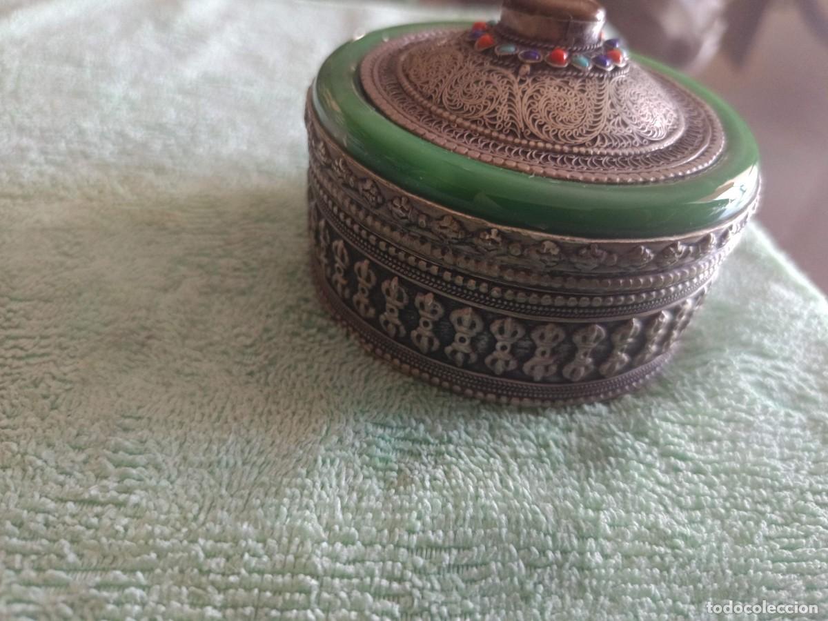 Cajas y cajitas met&aacute;licas: Caja o pastillero cil&iacute;ndrico de artesan&iacute;a tibetana/himalaya