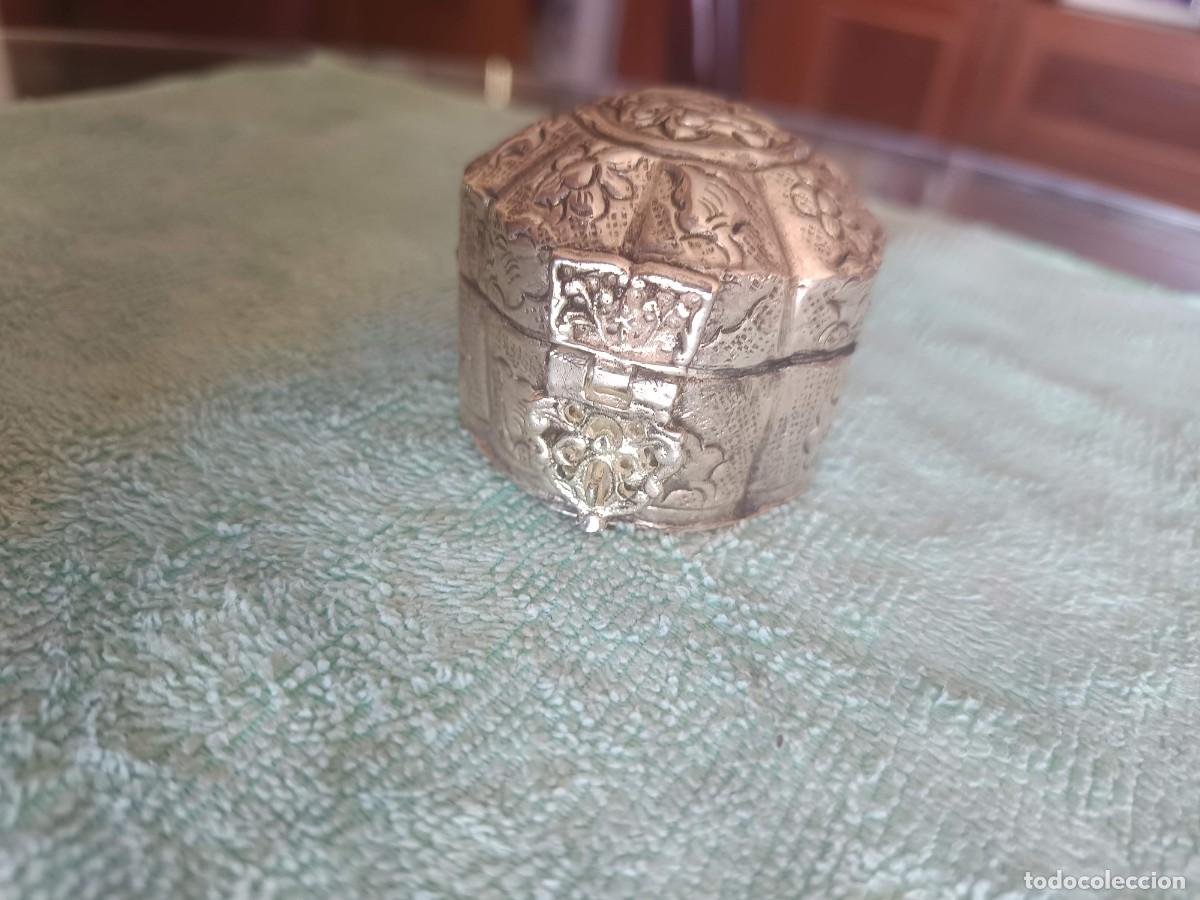 Cajas y cajitas met&aacute;licas: Caja o joyero port&aacute;til de metal plateado con una forma octagonal y una tapa con bisagras