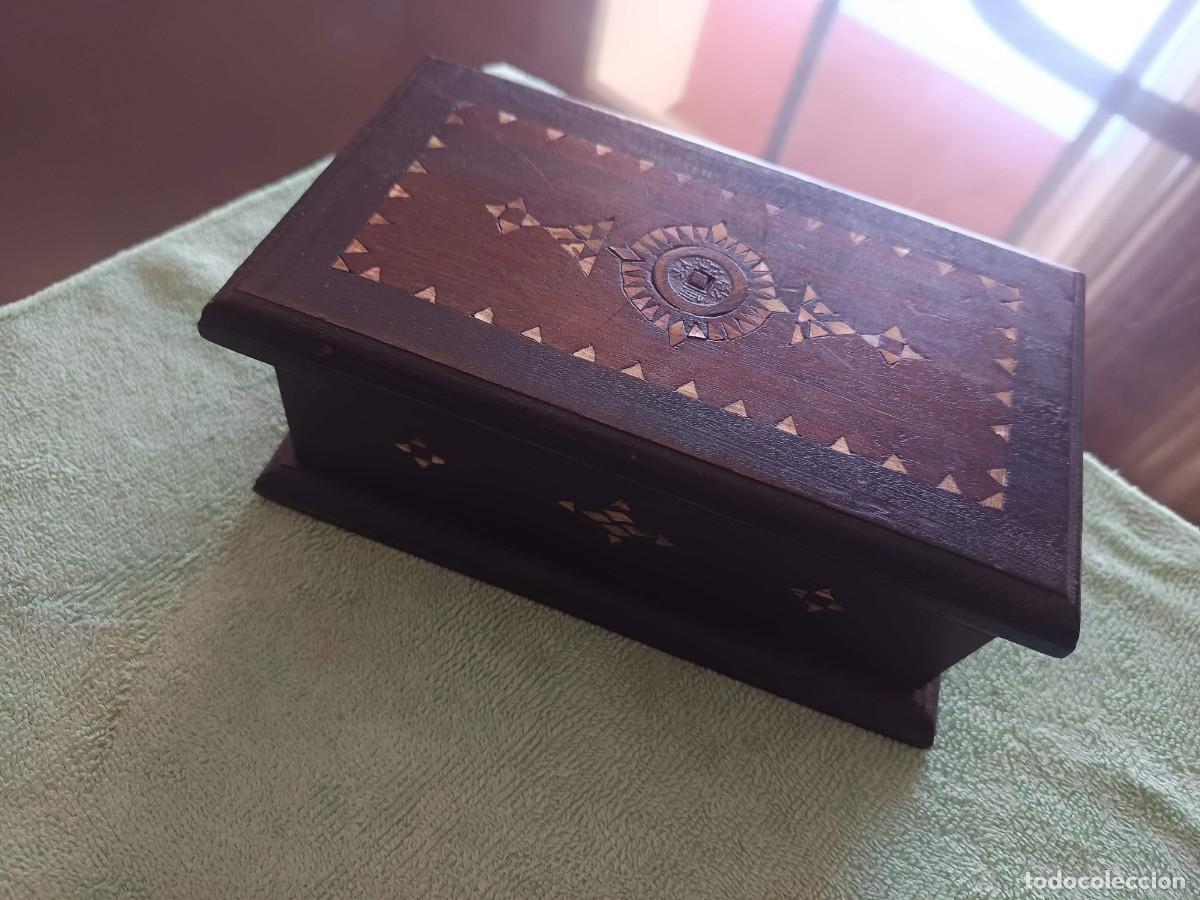 Cajas y cajitas met&aacute;licas: Caja de madera artesanal de estilo vintage, decorada con incrustaciones geom&eacute;tricas de n&aacute;car
