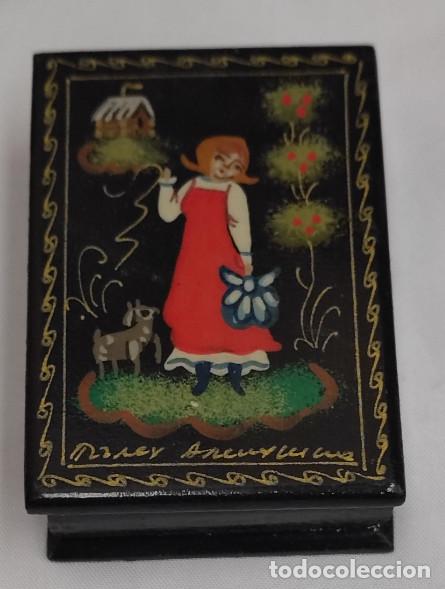 Cajas y cajitas met&aacute;licas: ANTIGUA CAJA NEGRA ORIGINAL DE RUSIA, CON DIBUJO, PINTADA Y FIRMADA A MANO