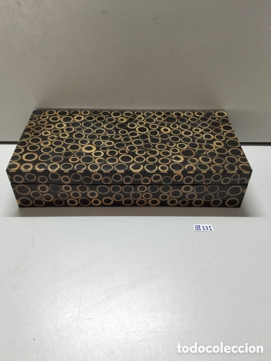 Cajas y cajitas met&aacute;licas: caja decorativa de estilo vintage de R & Y Augousti de los a&ntilde;os 90 con un patr&oacute;n geom&eacute;trico