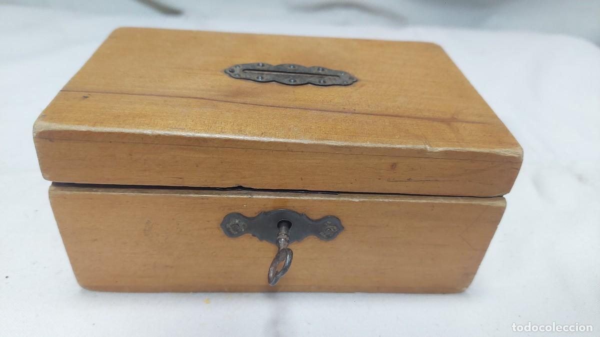 Cajas y cajitas met&aacute;licas: Antigua caja hucha circa 1900 con llave