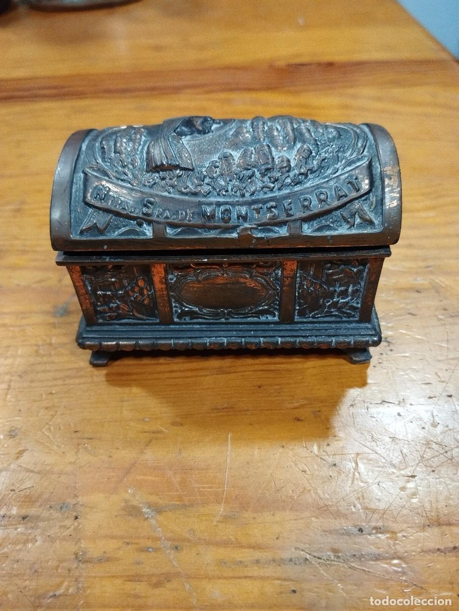 Cajas y cajitas met&aacute;licas: COFRE MET&Aacute;LICO. CON IMAGEN DE VIRGEN Y DE MONTSERRAT.