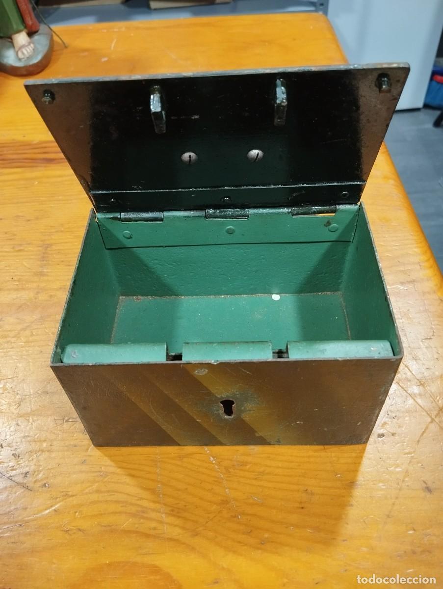 Cajas y cajitas met&aacute;licas: CAJA DE CAUDALES ANTIGUA CON LLAVE.