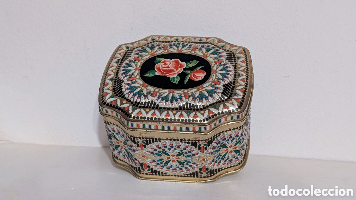 Cajas y cajitas met&aacute;licas: Lata de caramelos met&aacute;lica vintage con dise&ntilde;o de mosaico floral y cuentas, fabricada en Inglaterra.