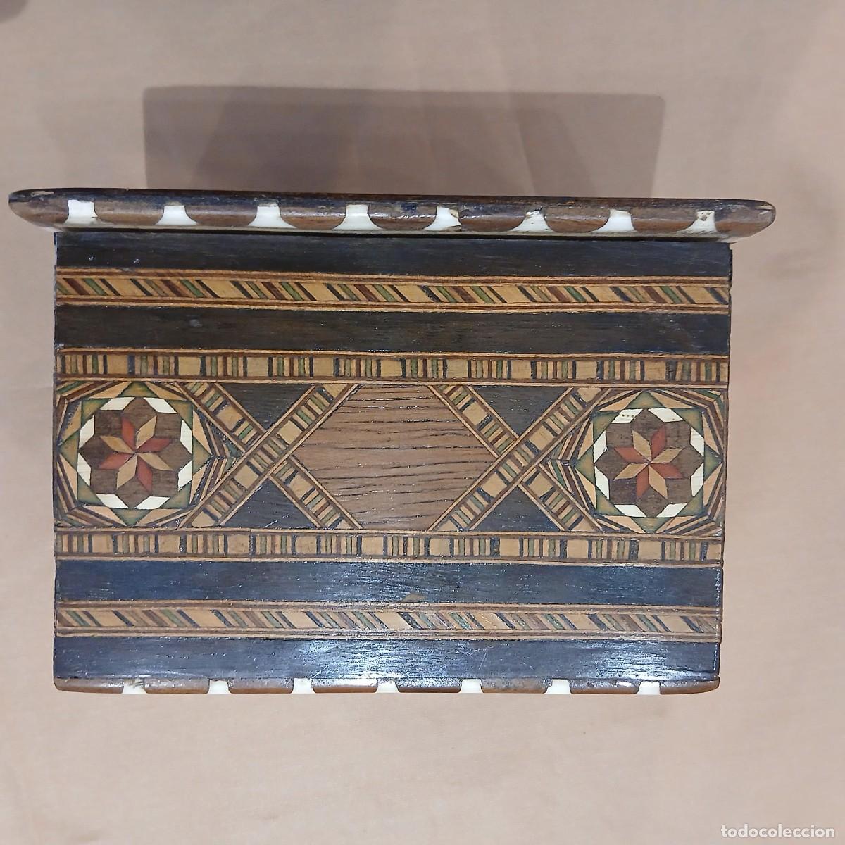 Cajas y cajitas met&aacute;licas: Preciosa caja con marqueter&iacute;a de madera y hueso para guardar cigarrillos