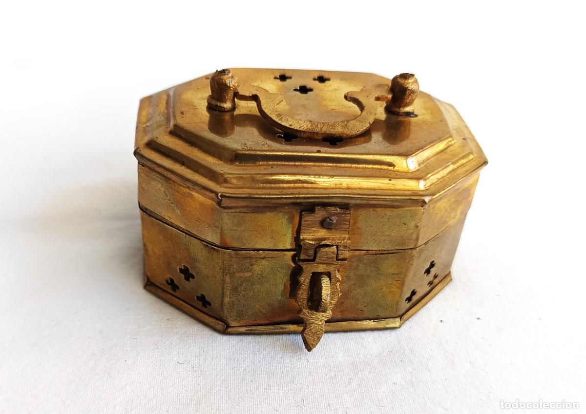 Cajas y cajitas met&aacute;licas: Caja de sobremesa de forma octogonal - lat&oacute;n - India