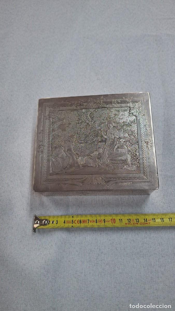 Cajas y cajitas met&aacute;licas: Elegante caja de mesa antigua con un detallado grabado en relieve