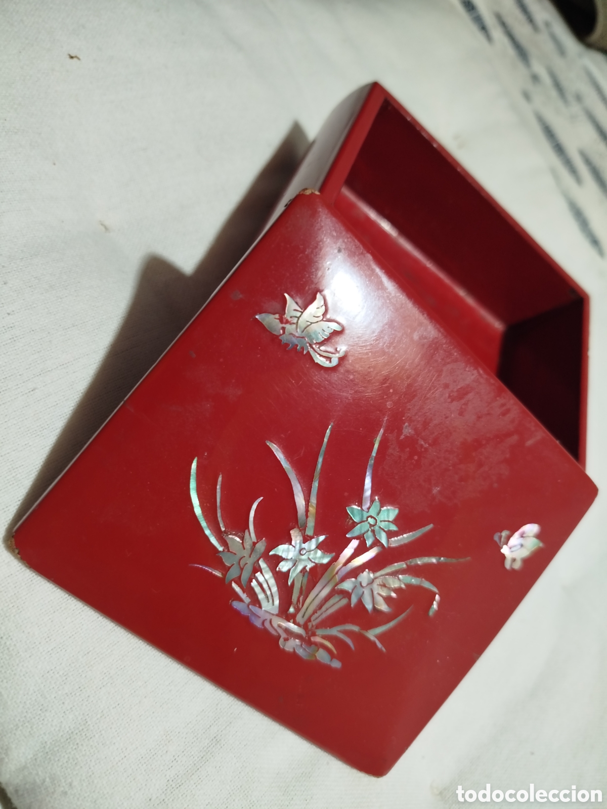 Cajas y cajitas met&aacute;licas: Antigua caja joyero oriental de madera lacada en rojo con incrustaciones de n&aacute;car - Motivos de aves