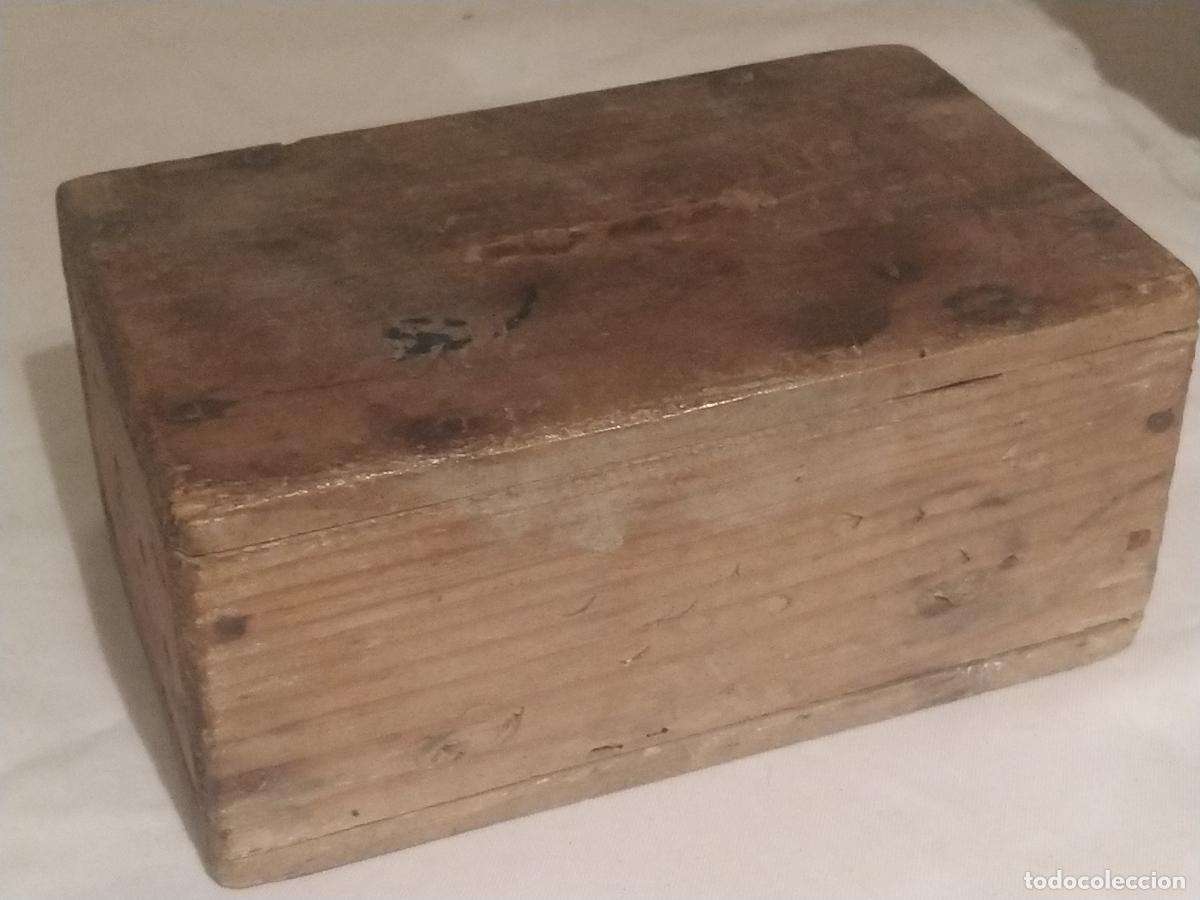 Cajas y cajitas met&aacute;licas: Hucha antigua en forma de caja de madera - Foto 2