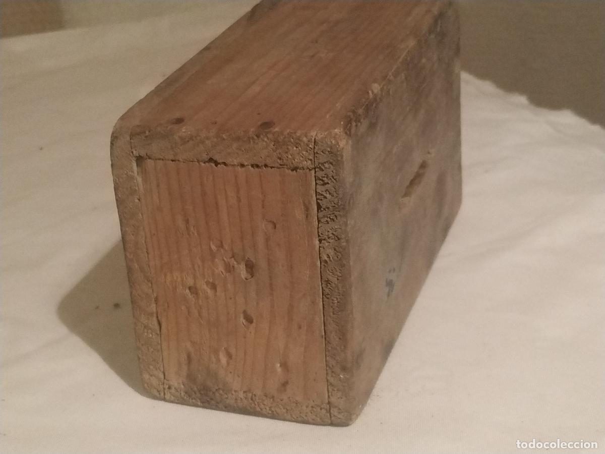 Cajas y cajitas met&aacute;licas: Hucha antigua en forma de caja de madera - Foto 3