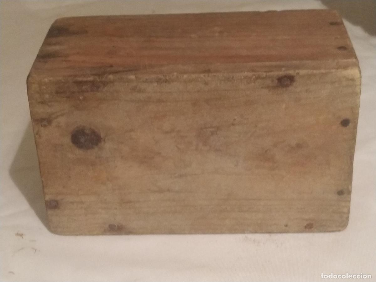 Cajas y cajitas met&aacute;licas: Hucha antigua en forma de caja de madera - Foto 4