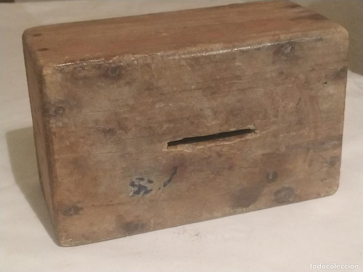 Cajas y cajitas met&aacute;licas: Hucha antigua en forma de caja de madera