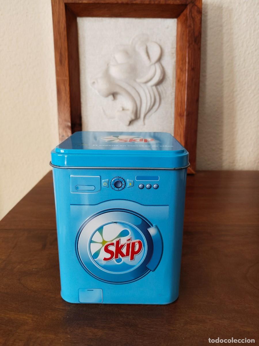 Cajas y cajitas met&aacute;licas: Caja de lata Lavadora detergente Skip. En relieve.