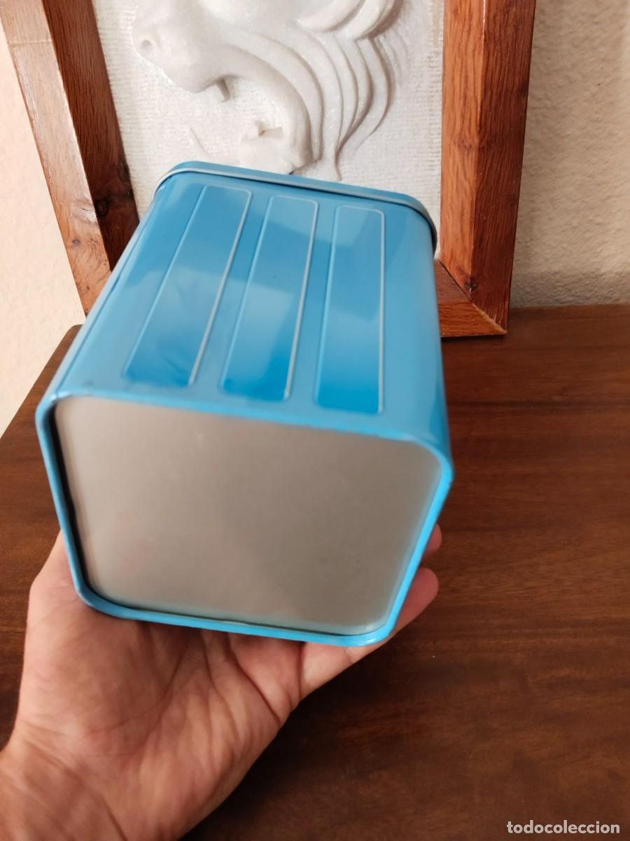 Cajas y cajitas met&aacute;licas: Caja de lata Lavadora detergente Skip. En relieve. - Foto 5
