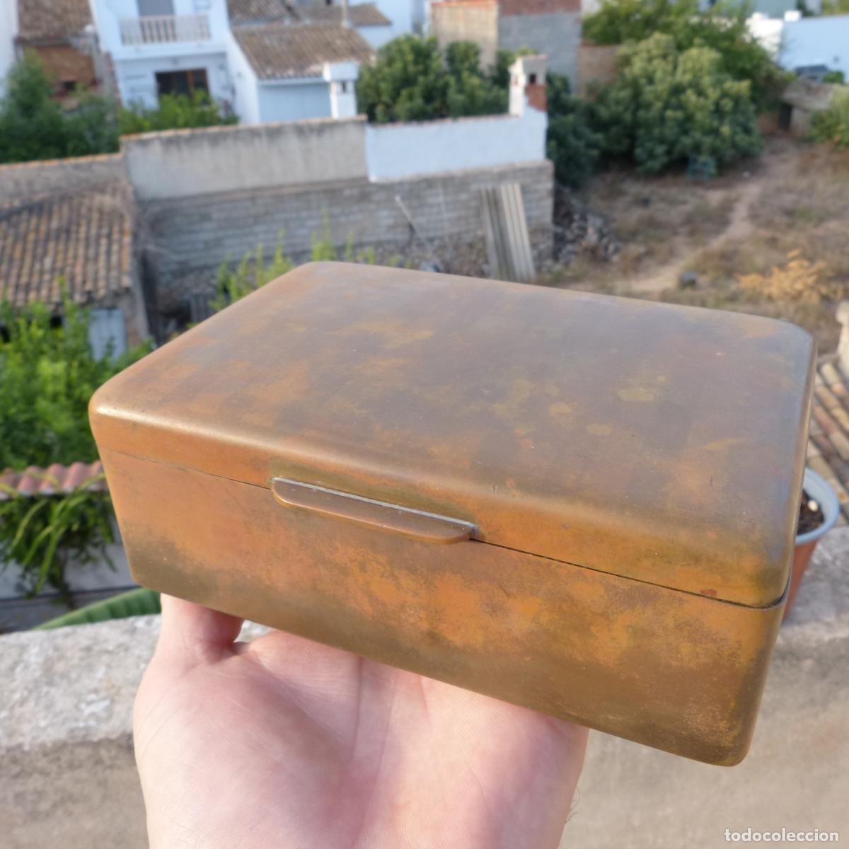 Cajas y cajitas met&aacute;licas: Antigua caja de cigarrillos o cigarros de laton con forro de madera, 16x11x6cm, 556gr.