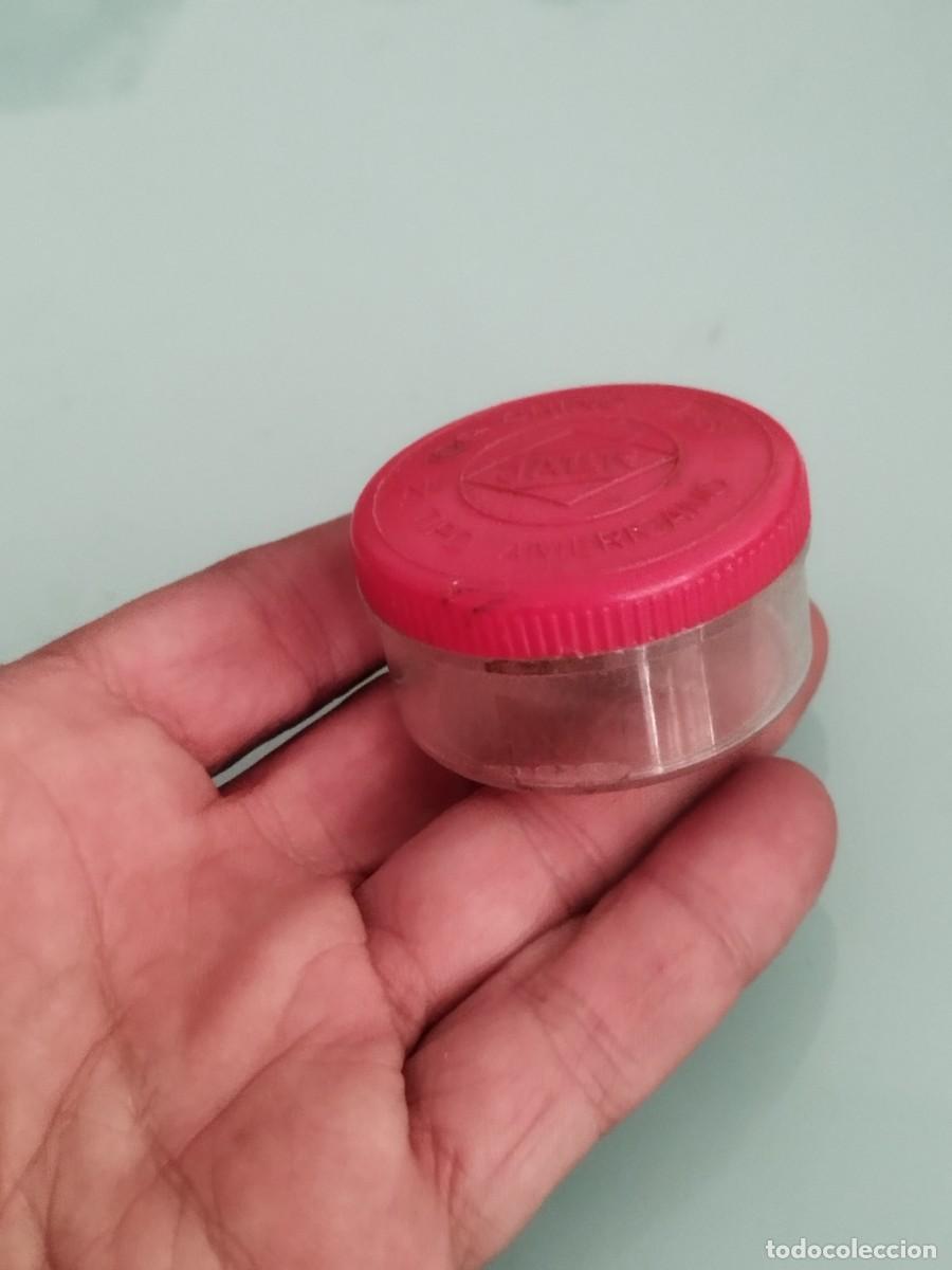 Cajas y cajitas met&aacute;licas: Antigua cajita redonda de chinchetas vintage de la marca JAER y dise&ntilde;o tipo americano.