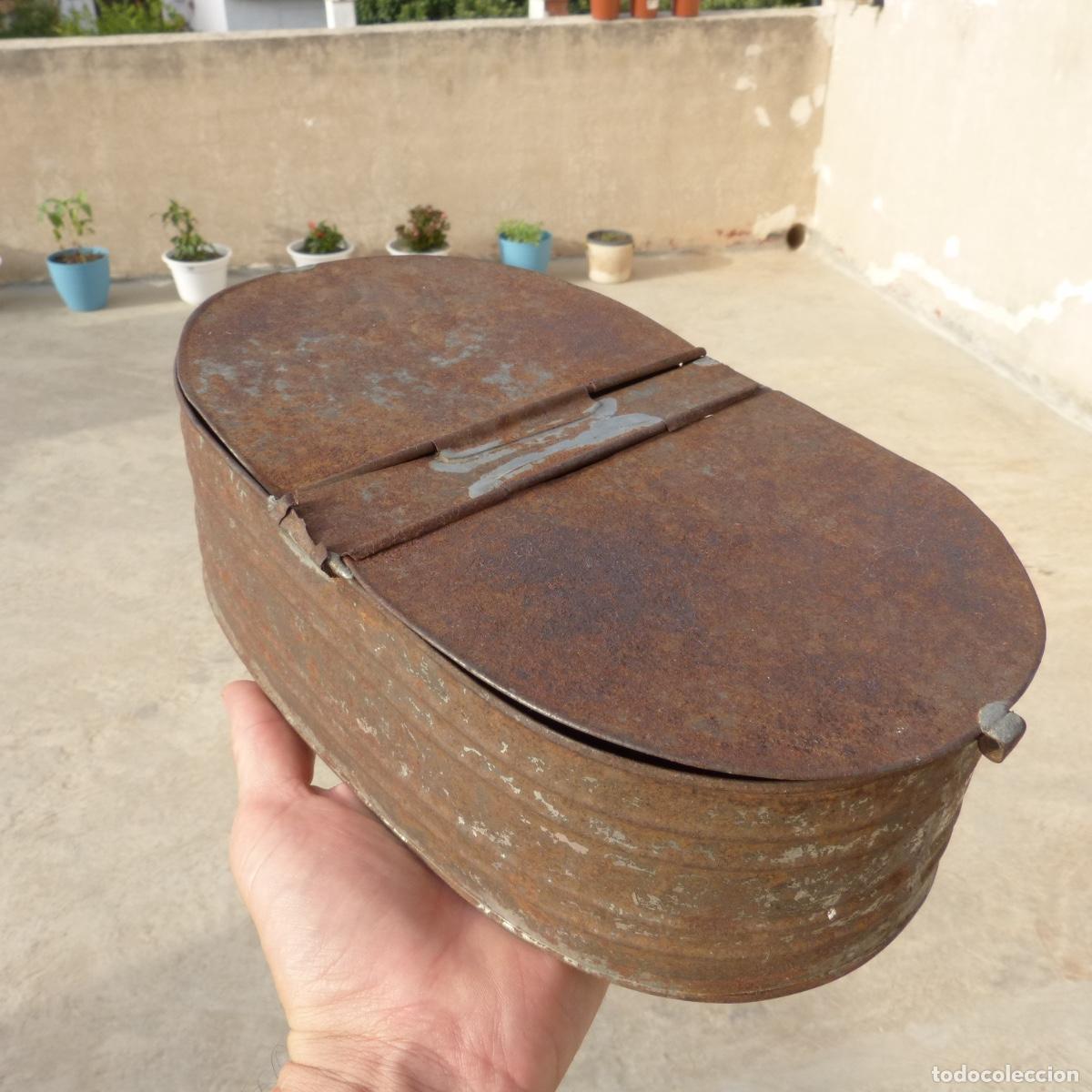 Cajas y cajitas met&aacute;licas: Antigua caja de hojalata con dos compartimentos, 28x15,5x8cm. 416gr.